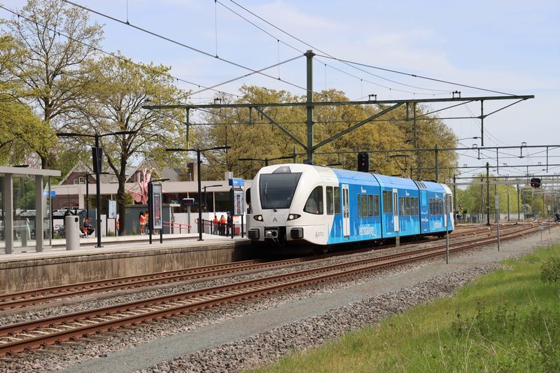Vechtdallijnen GTW tijdens Koningsdag op de lijn Arnhem - Zevenaar